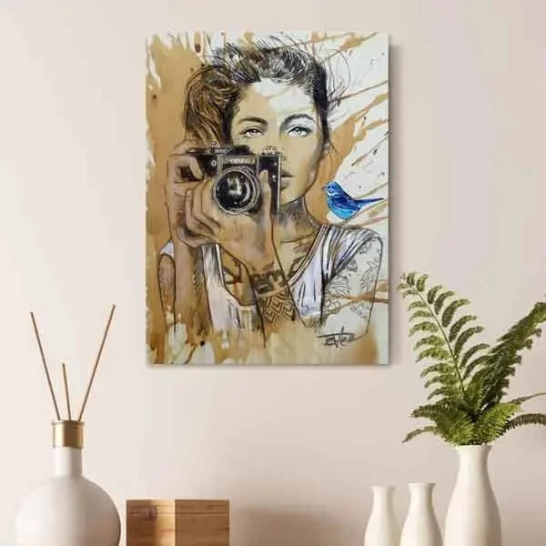 تابلو بوم چاپی لاویا طرح زن عکاس کد ART-1401