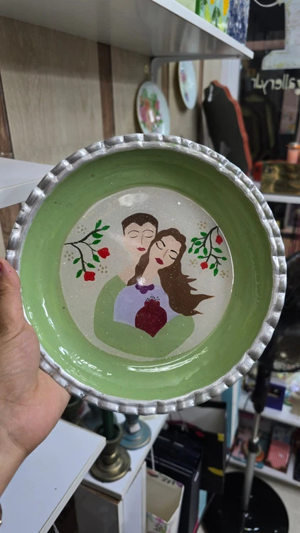 تابلو دیواری)بشقاب روی نقاشی دست و پوشانده شده با رزین)
