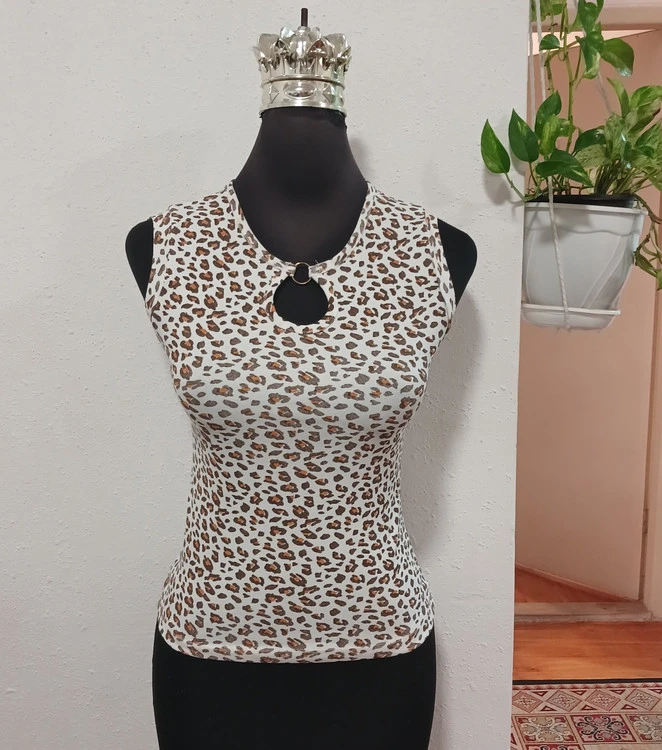 تاپ زنانه حلقه ای یقه اشکی پلنگی