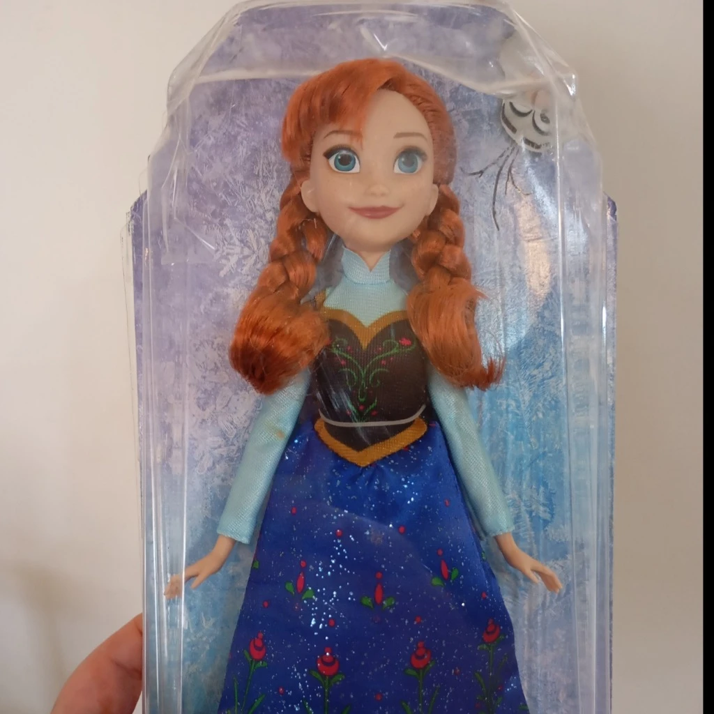 عروسک “آنا” (Anna) از مجموعه فروزن (Frozen)  عروسک “آنا” (Anna) از مجموعه فروزن (Frozen