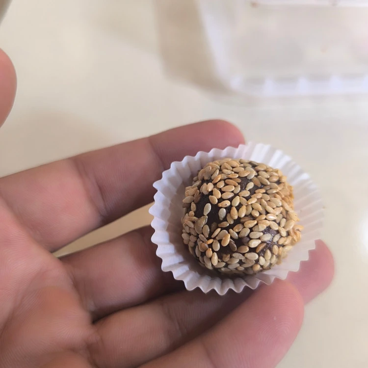 توپک خرمایی با روکش کنجدی،نارگیلی، پسته ای (جعبه 700گرمی)