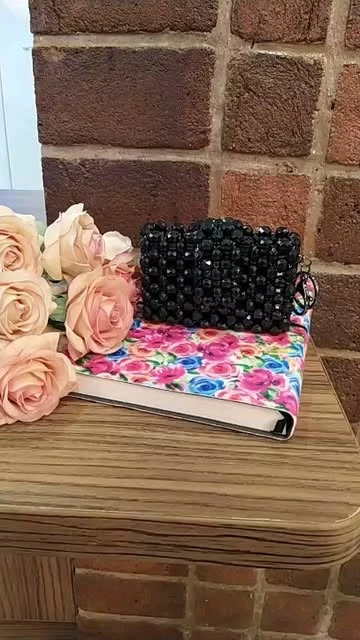 جا کارتی دارای فضای پارچه ای اختصاصی داخلی و قابل سفارش در رنگ‌بندی