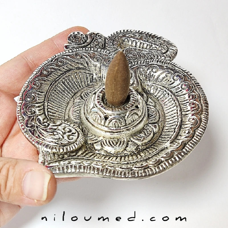 جاعودی و دیوارکوب آلومینیومی با نماد اوم