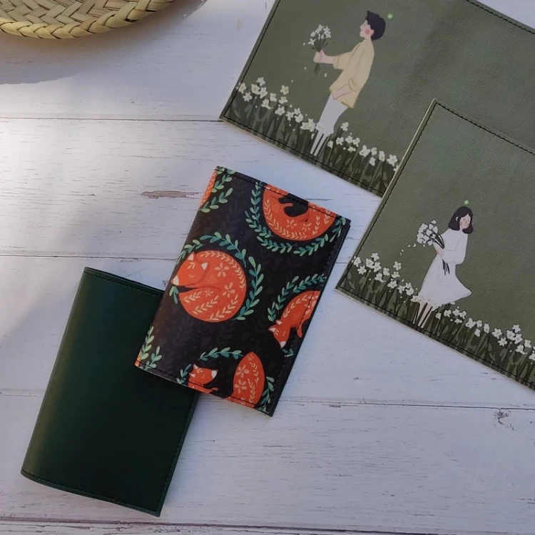 جلد شناسنامه و پاسپورت چرم مصنوعی فانتزی مناسب هدیه به قیمت عمده