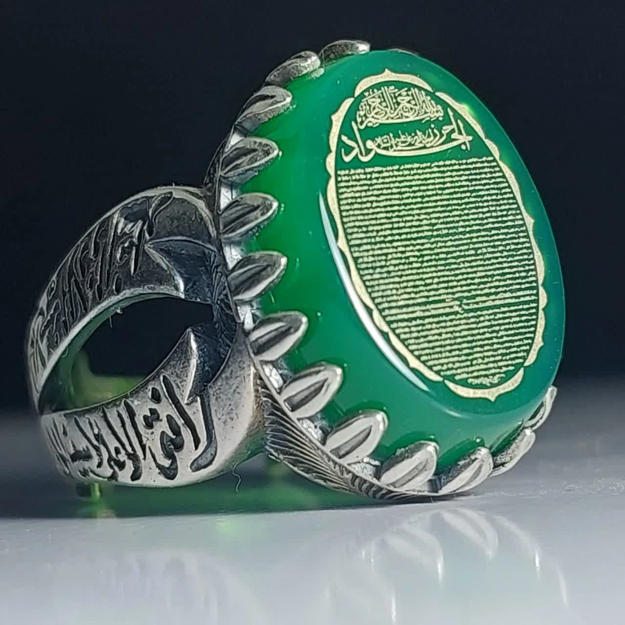 خرید انگشتر حرز امام جواد روی عقیق سبز با رکاب ذوالفقار؛ محافظی قدرتمند کد 2122