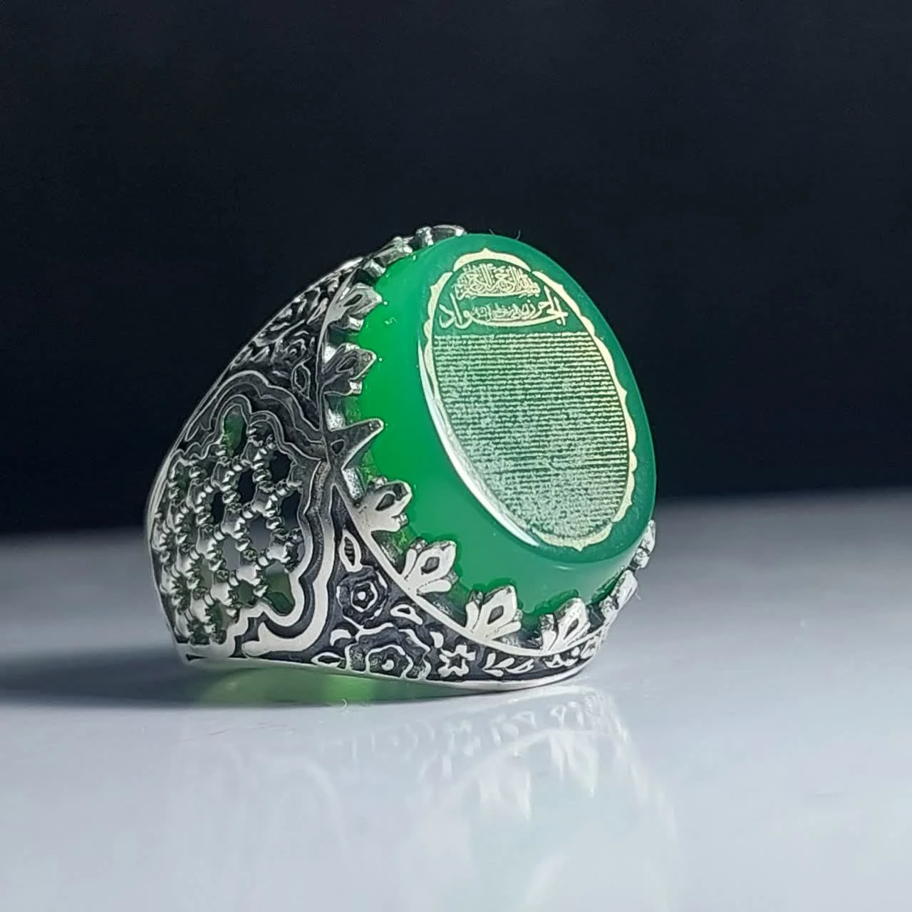 خرید انگشتر حرز امام جواد عقیق سبز با رکاب طرح ضریح؛ پنجره‌ای رو به آرامش کد 2125