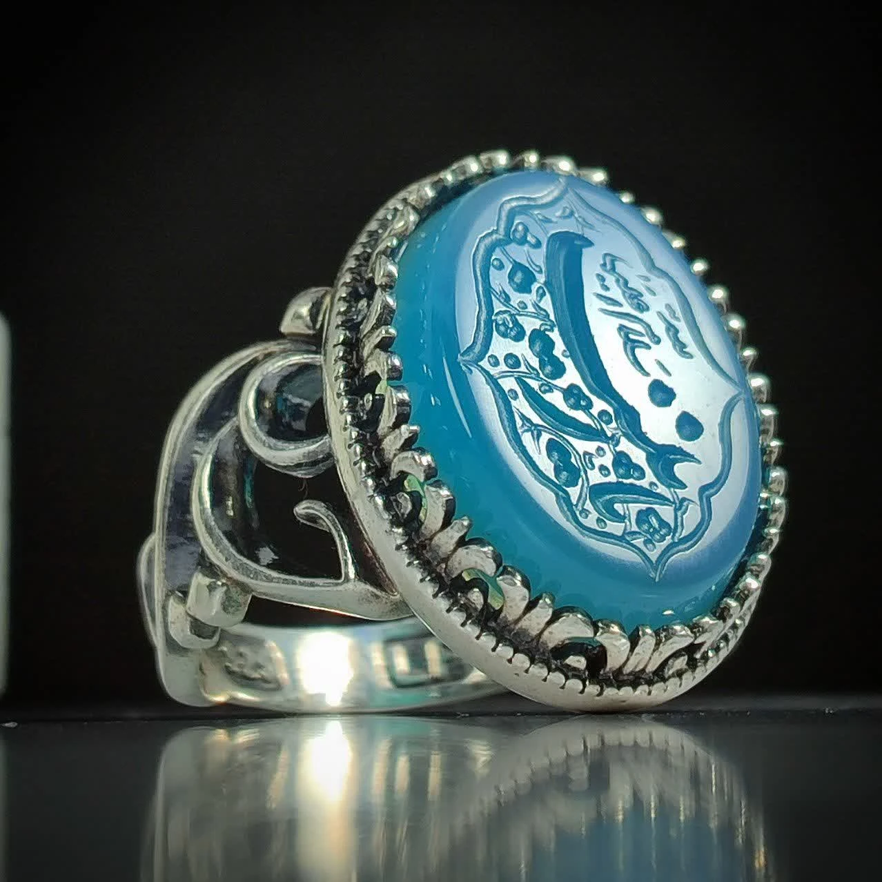 خرید انگشتر عقیق آبی حکاکی “یا زینب” (س) – رکاب مزین به “یا حسین” (ع) کد 2196
