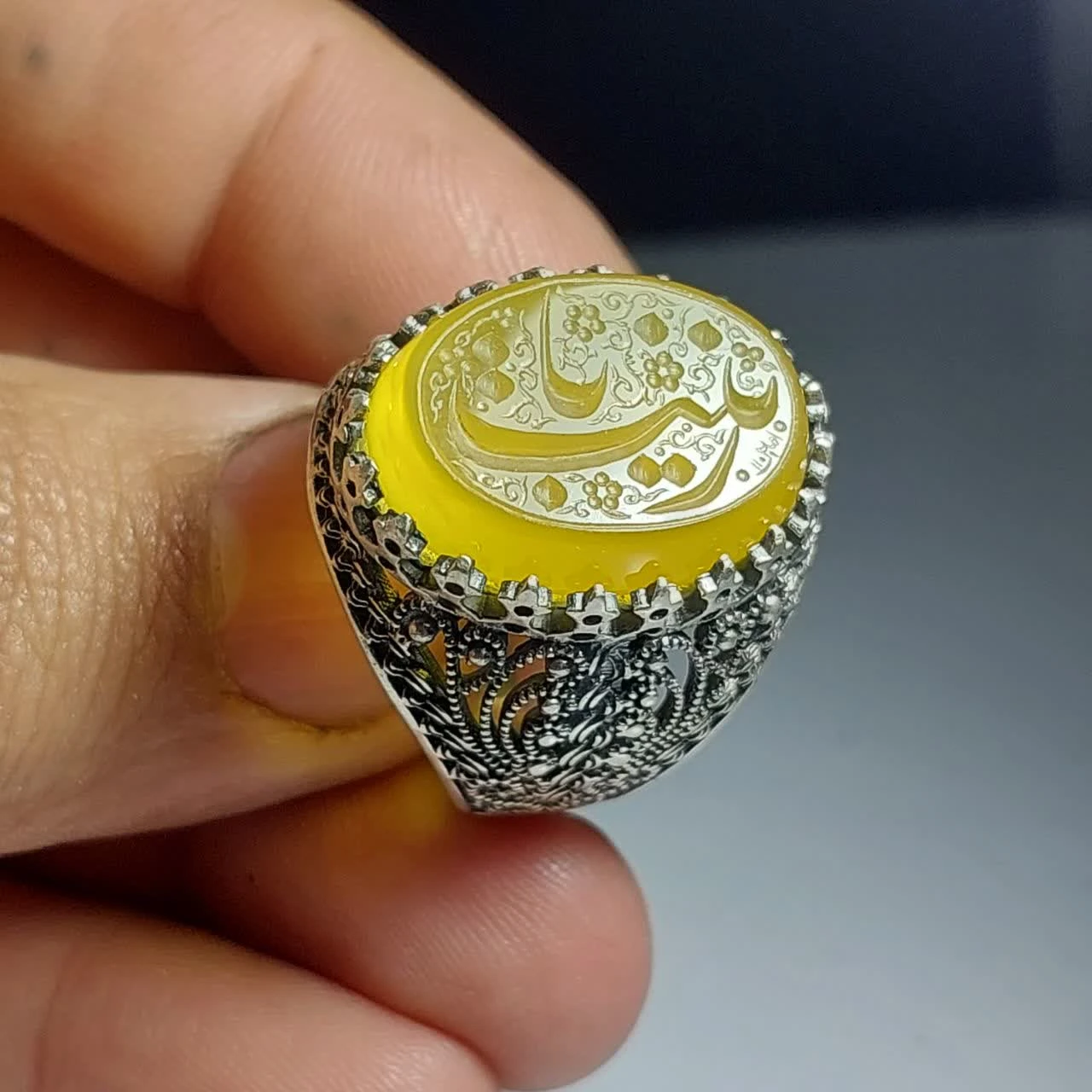 خرید انگشتر عقیق زرد مردانه خطی با ذکر مبارک یا زینب (س) کد ۱۸۵۸