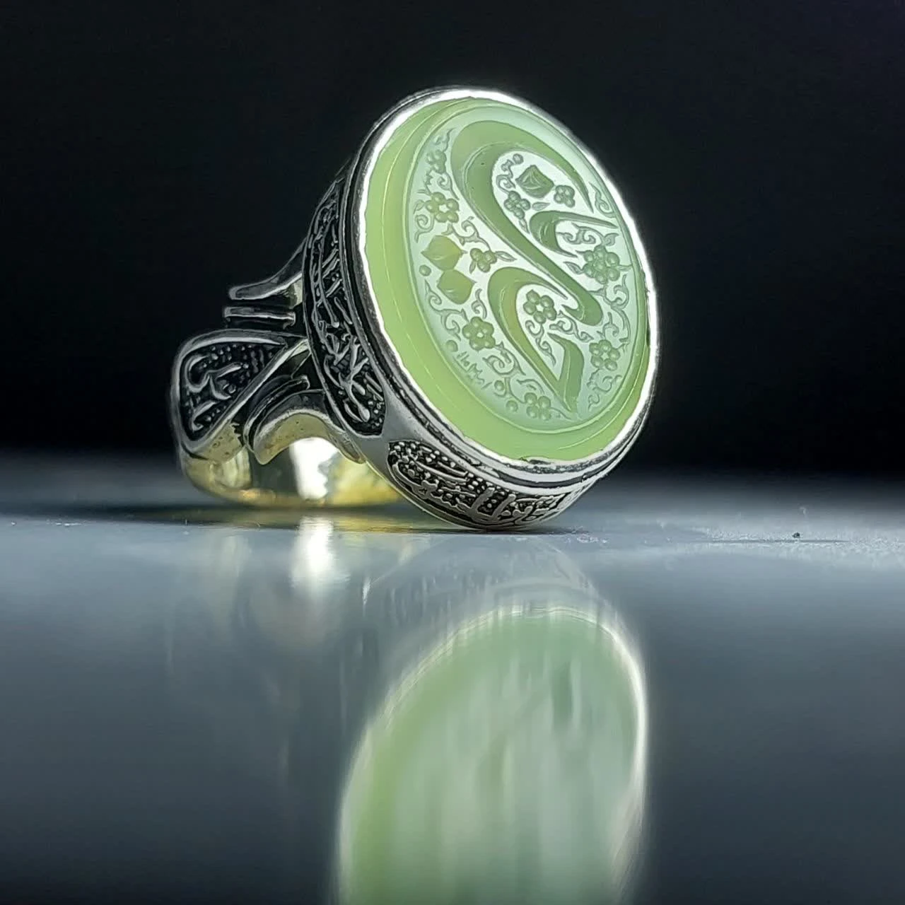 خرید انگشتر عقیق سبز با ذکر یا حسین (ع) – رنگ خاص کاهویی کد ۱۸۶۹