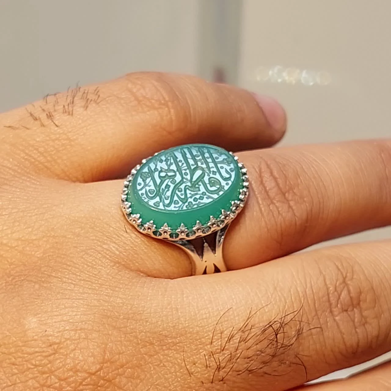 خرید انگشتر عقیق سبز خطی اصل؛ حکاکی «یا فاطمه» و رکاب طرح نیزه کد ۱۸۴۲