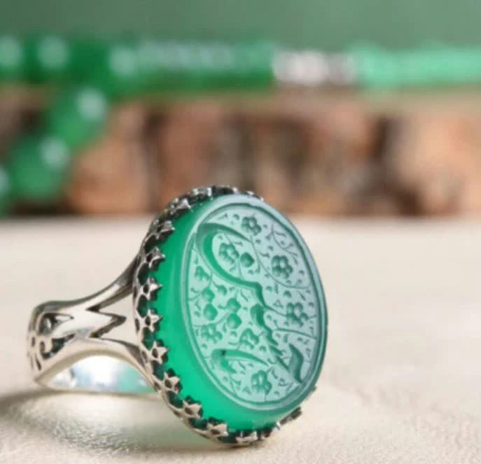 خرید انگشتر عقیق سبز خطی با ذکر «یا حسین»؛ نگینی از جنس نور و ارادت کد 4263