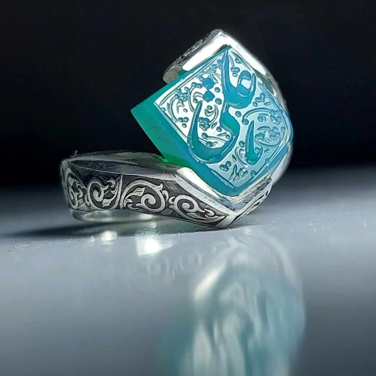 خرید انگشتر عقیق سبز خطی با ذکر «یا علی»؛ طرح رکاب نقطه‌ کد 1877