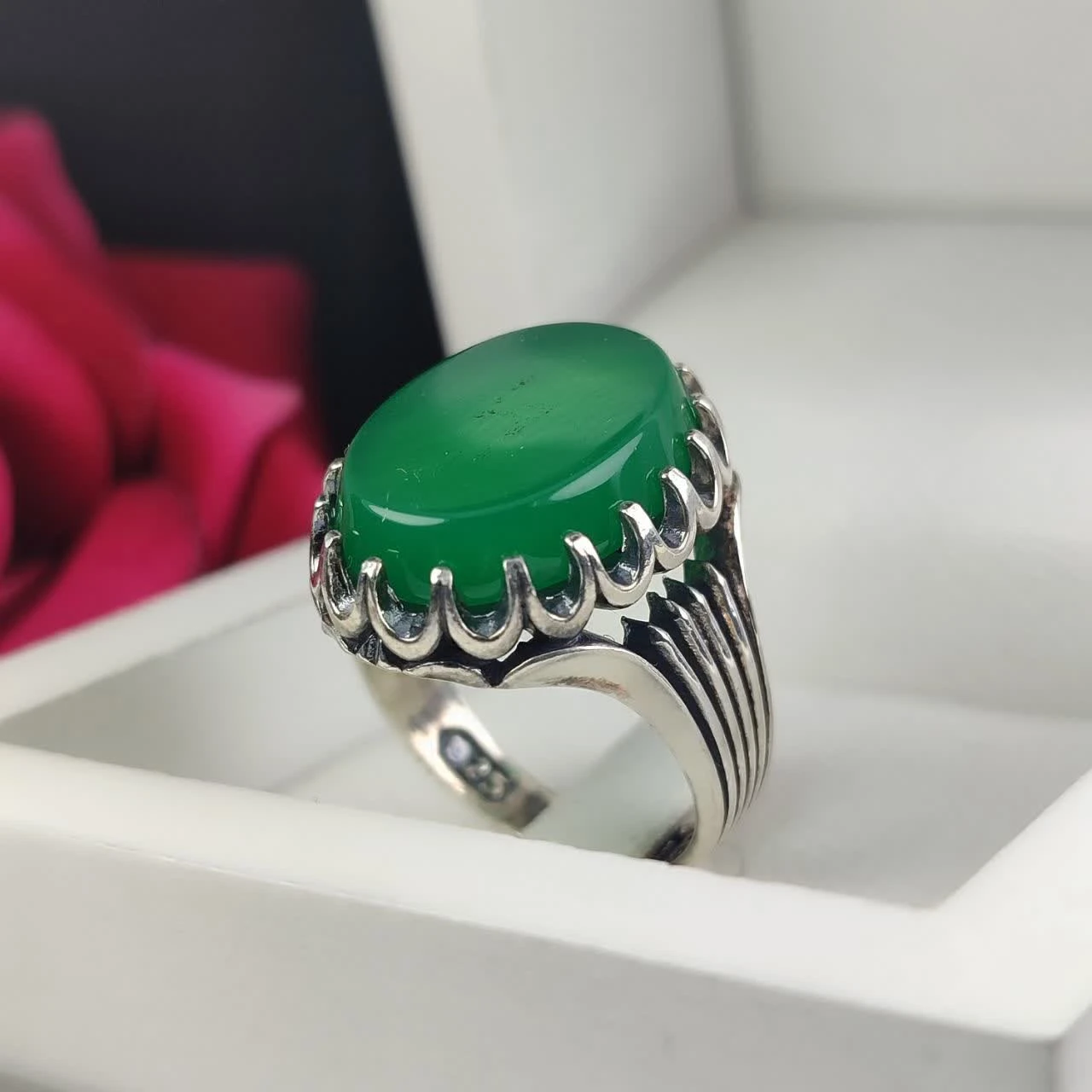 خرید انگشتر عقیق سبز مردانه با رکاب شیاری؛ تلفیق آرامش و اصالت کد ۲۰۰۴