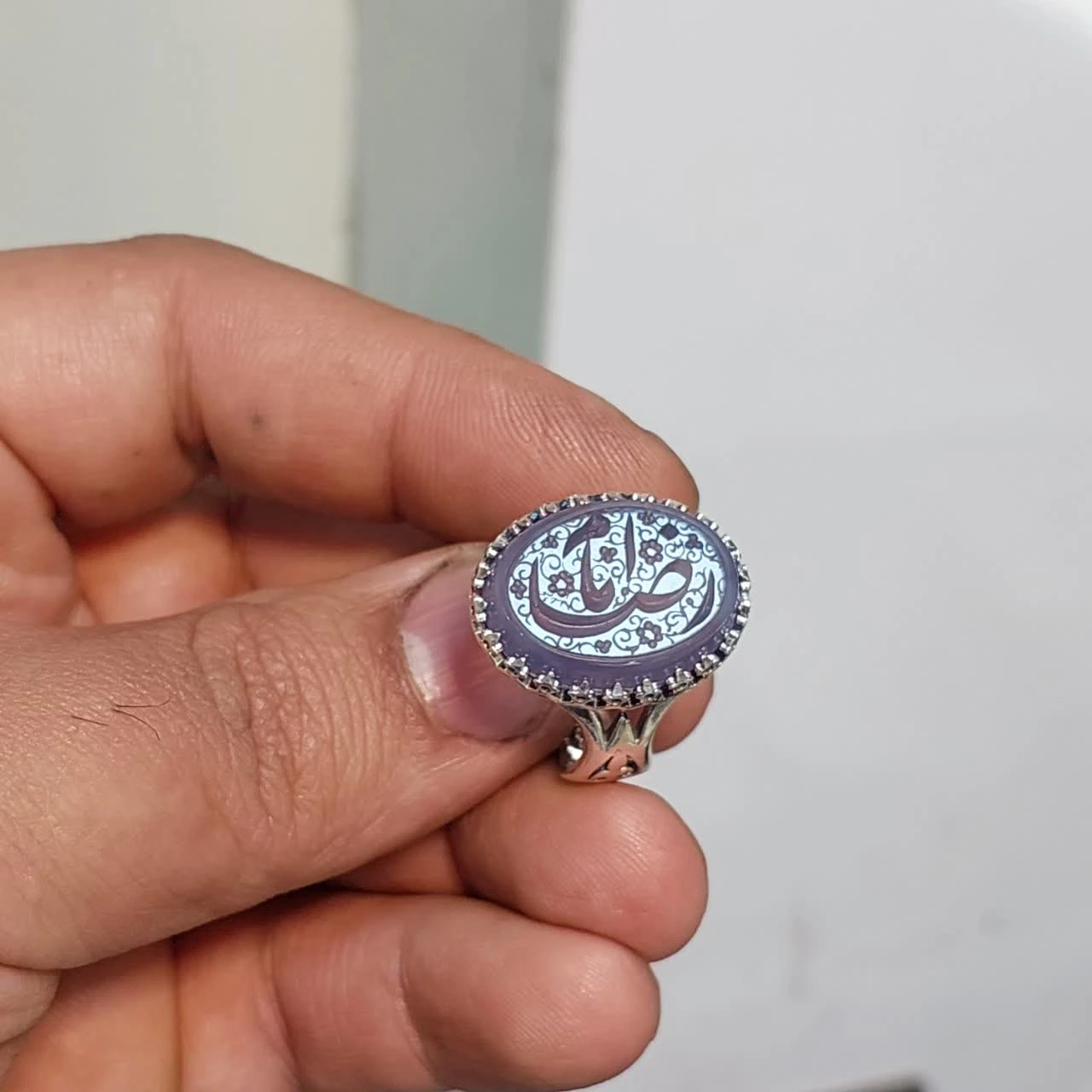 خرید انگشتر عقیق سوسنی با حکاکی یا امام رضا و رکاب نیزه‌ای کد ۲۰۲۲