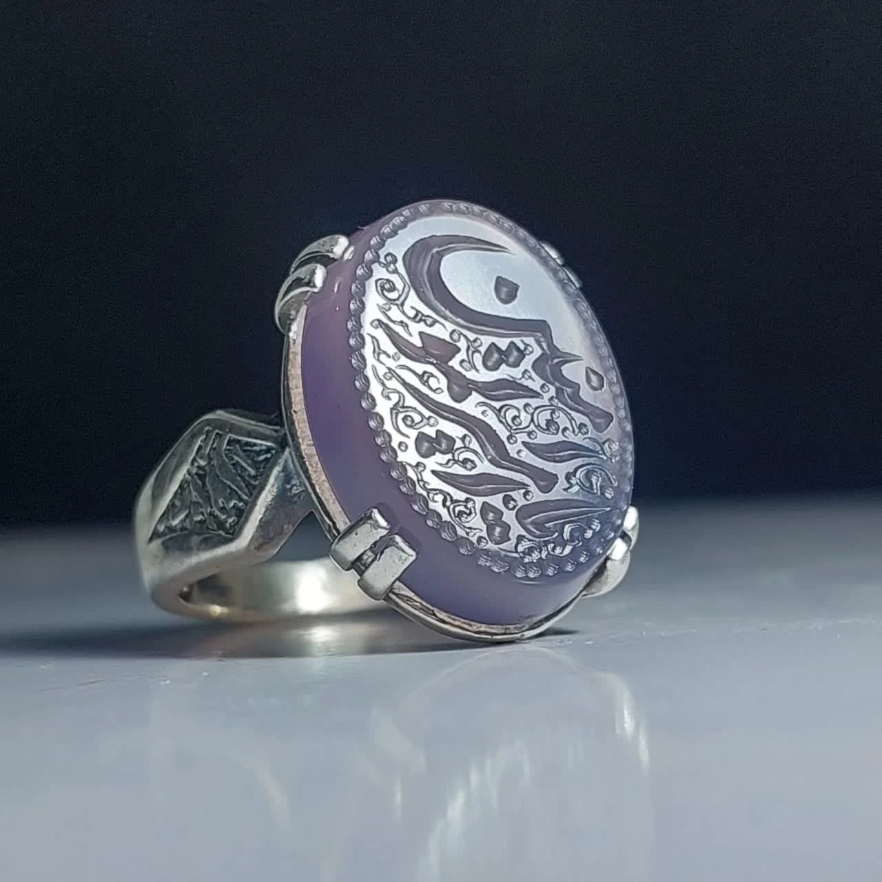 خرید انگشتر عقیق سوسنی با حکاکی یا امیرالمومنین؛ تلفیق کمیابِ رنگ و ذکر کد 2128
