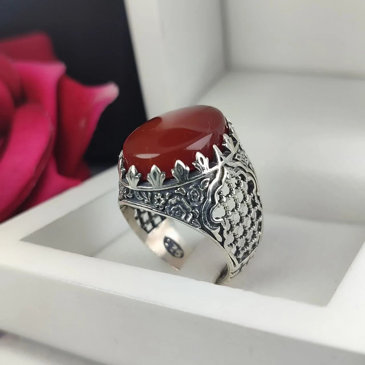 خرید انگشتر عقیق قرمز مردانه با رکاب طرح ضریح؛ هنر معماری بر دستان شما کد ۲۰۰۵