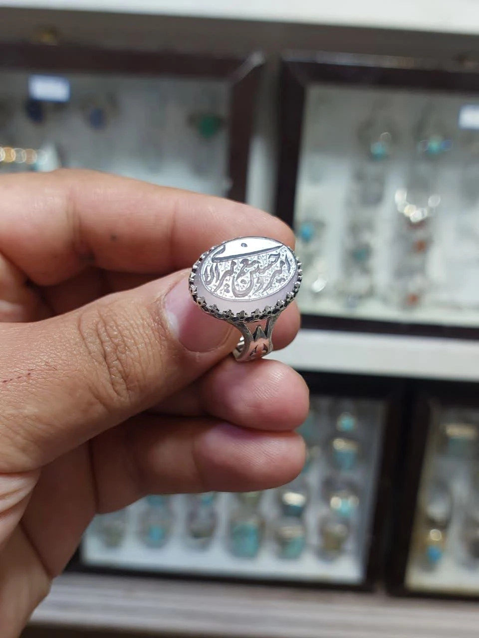 خرید انگشتر نقره عقیق نباتی با حکاکی “امیری حسین و نعم الامیر”؛ نشان افتخار عاشقی کد 2060