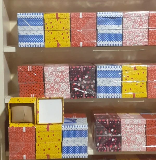 خرید جعبه ساعت رنگی – بسته ۱۲ عددی برای نگهداری و نظم‌دهی ساعت‌ها