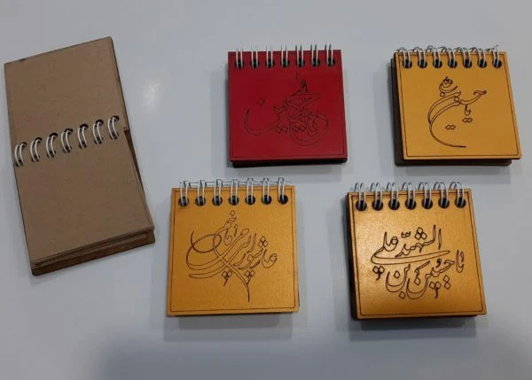 خرید دفترچه چوبی محرمی 6×6 – کوچک، ماندگار و نماد عشق به امام حسین (ع)