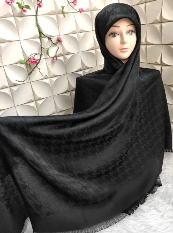 خرید روسری نخی دیجیتال قواره ۱۴۰ – کیفیت ممتاز، دست‌دوز و خوش‌ایست