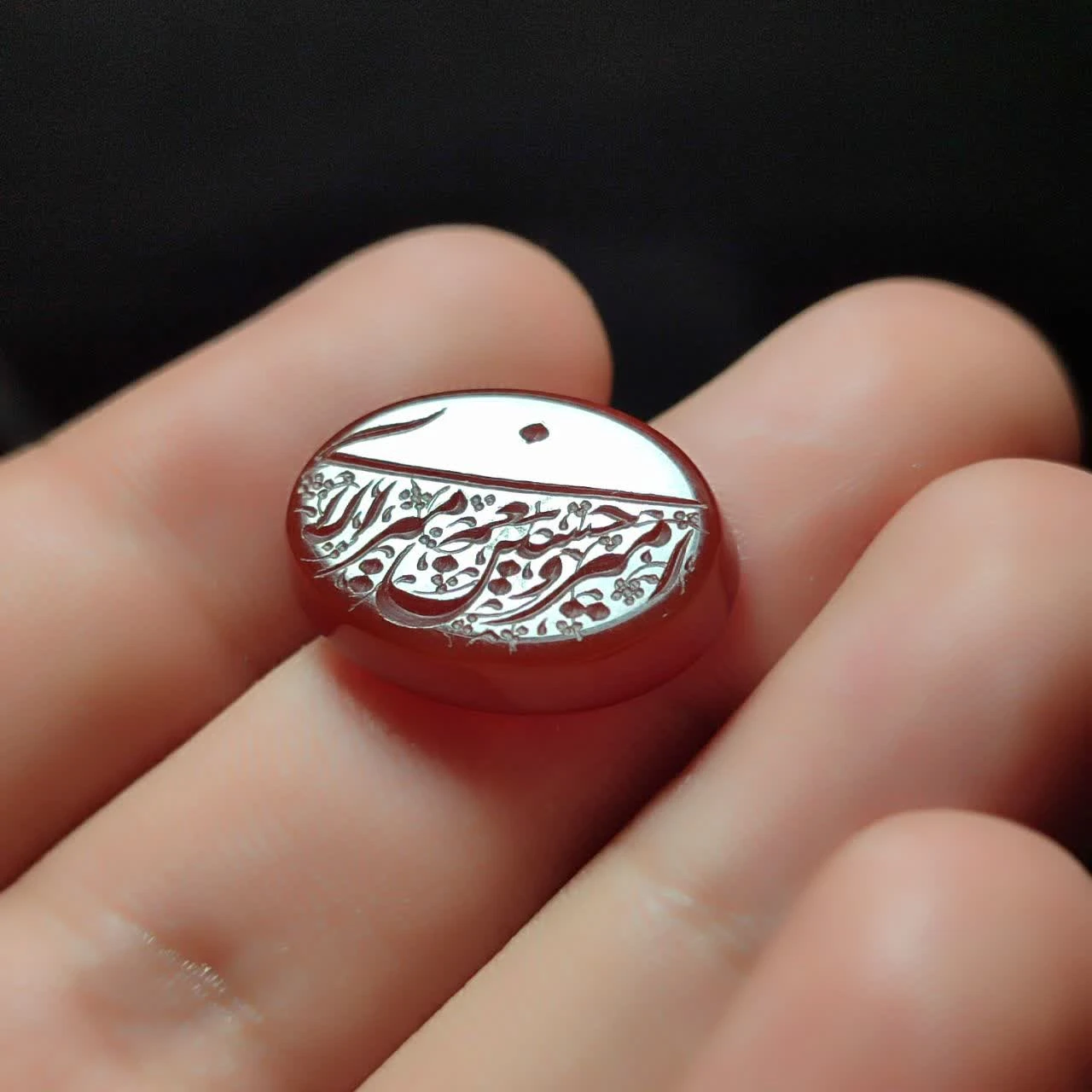 خرید نگین عقیق سرخ خطی؛ مزین به ذکر حماسی “امیری حسین و نعم الامیر” کد 2439