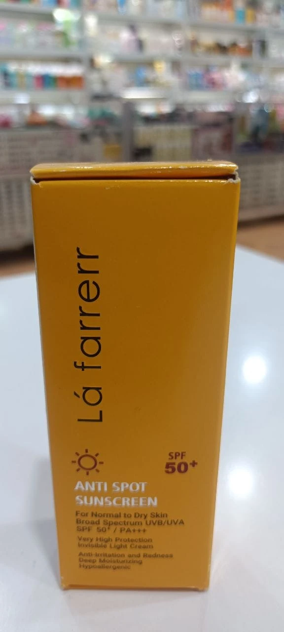 خرید کرم ضد آفتاب و ضد لک بی رنگ لافارر SPF 50 | محصول اصل از لیان‌استور