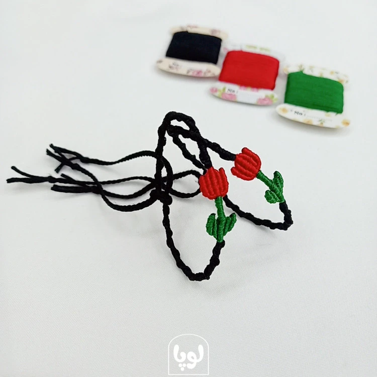 دستبند دستبافت میکرومکرومه طرح گل لاله رنگ مشکی