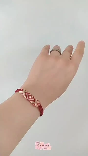 دستبند چرم زرشکی کرم طلایی