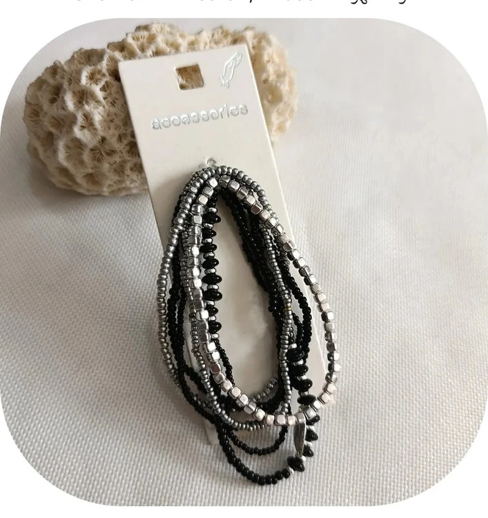 دستبند کشی منجوقی رنگ مشکی و نقره ای برند accessories