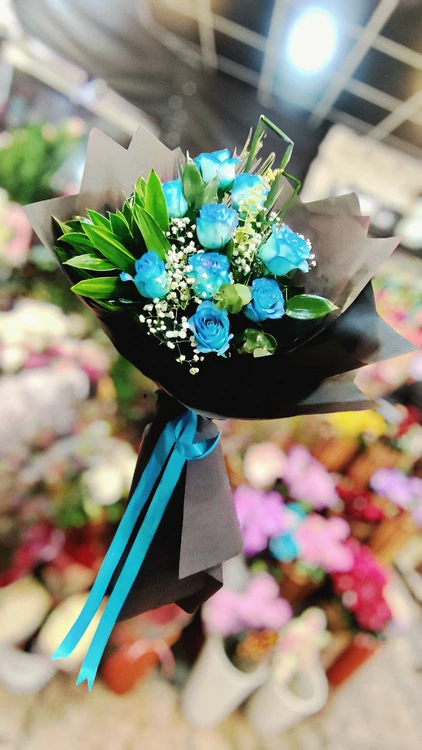 دسته گل رز آبی ۱۰ شاخه