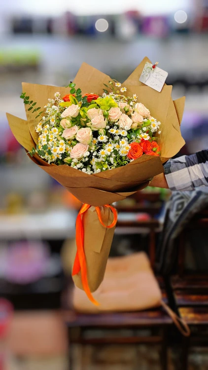 دسته گل رز مینیاتوری با بابونه