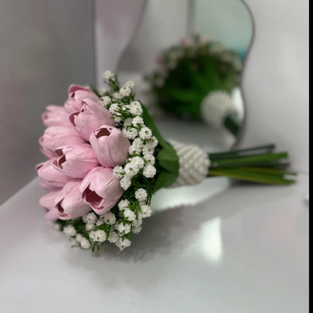 دسته گل عروس لاله صورتی ترند با ژیپسوفیلا