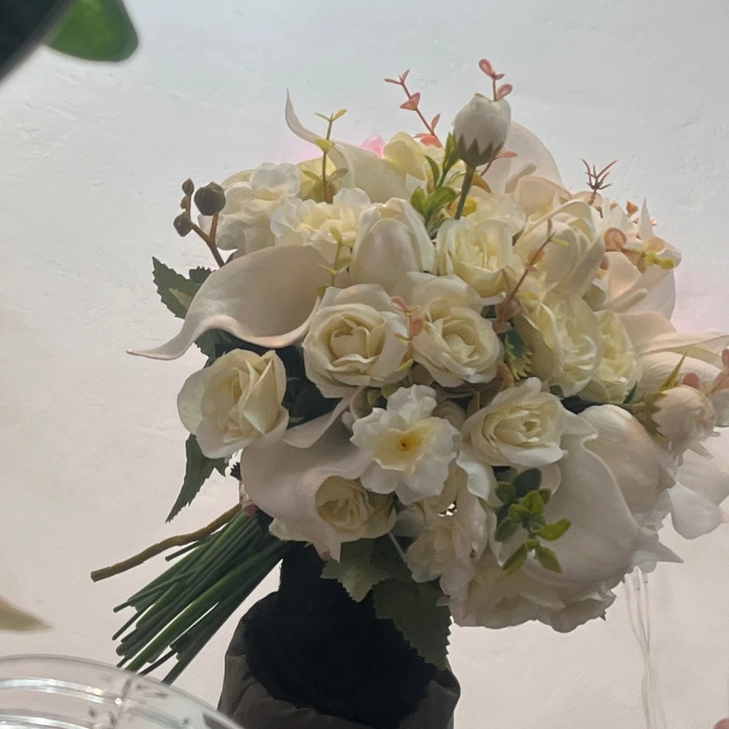دسته گل لاکچری رز و شیپوری طبیعت گرا