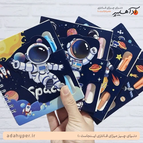 دفترچه فضانورد با خودکار