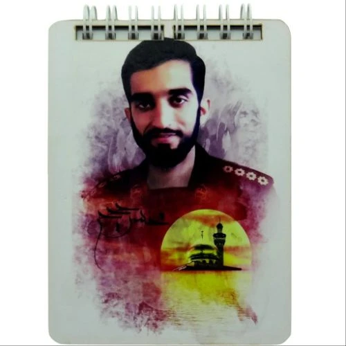 دفترچه یادداشت جلد چوبی طرح شهیدمحسن حججی اندازه 9در12سانت کد 20262511