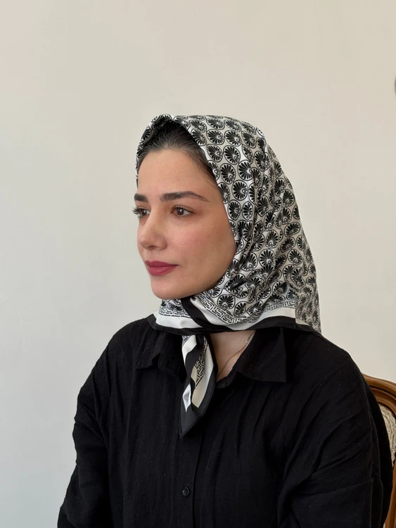 روسری ابریشم تیویل طرح صدف