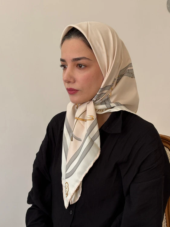 روسری ابریشم تیویل طرح کمربند