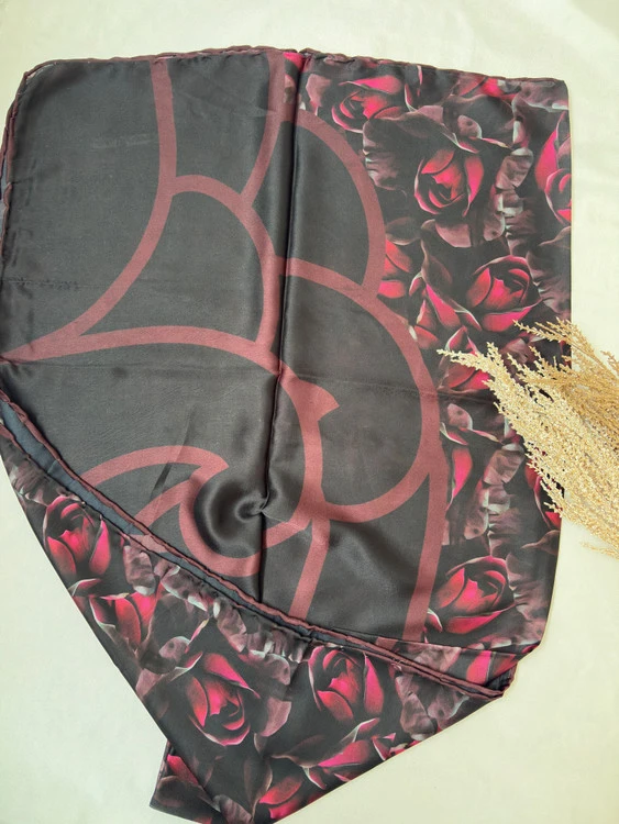 روسری ابریشم گل قرمز