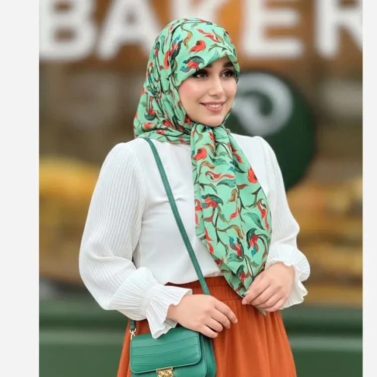 روسری زنانه طرح حنانه زمینه سفید نخ کاستوم سایز 110