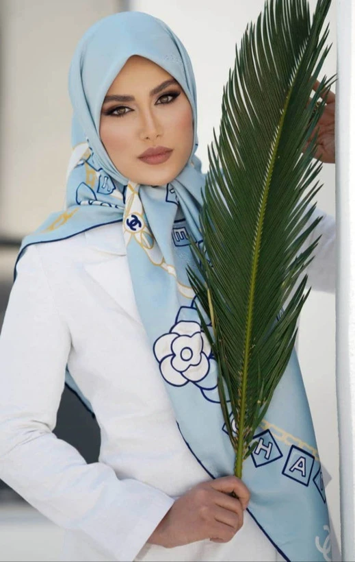 روسری زنانه مجلسی ابریشم ژاکارد دور دست دوز قواره حدود130 کد 0117