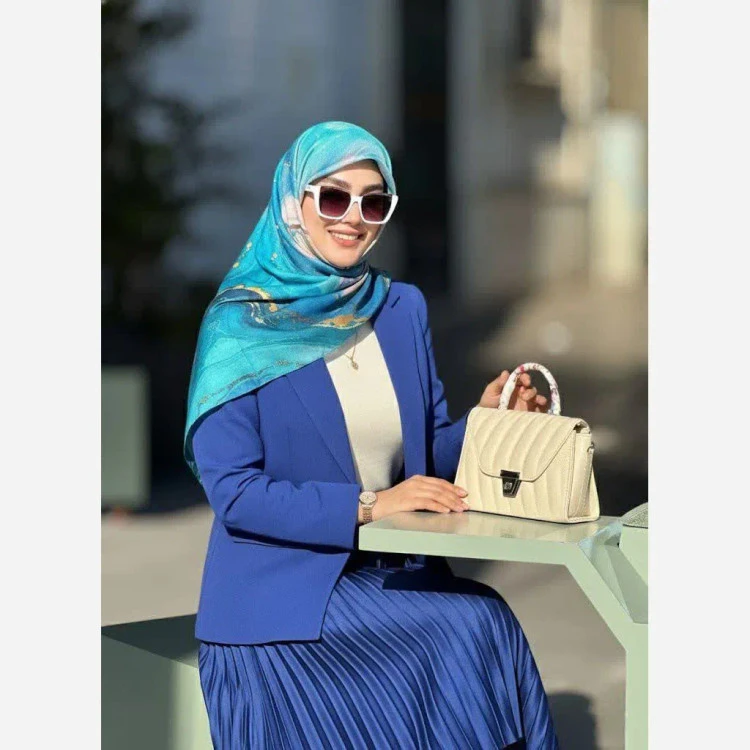 روسری طرح اطلس دریایی قواره بزرگ دور دوخت مزونی شیک زنانه