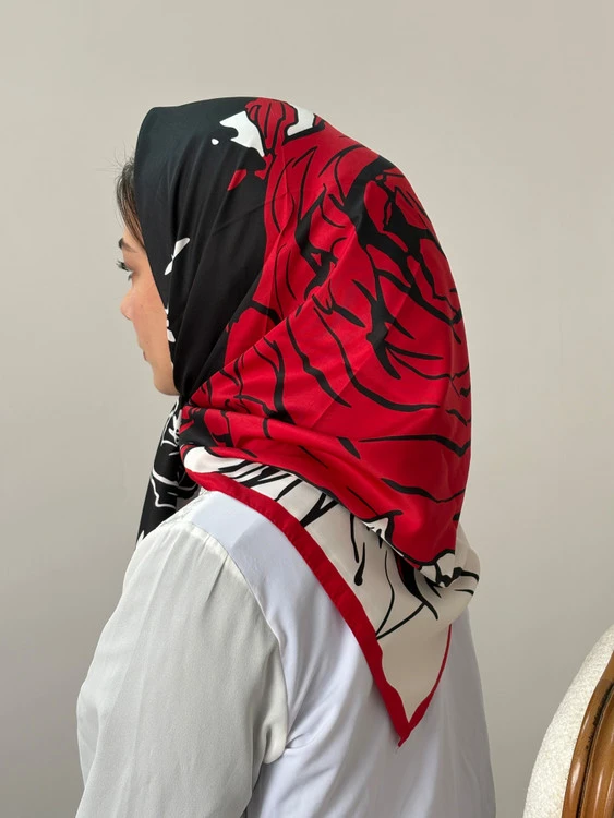 روسری طرح گل قرمز