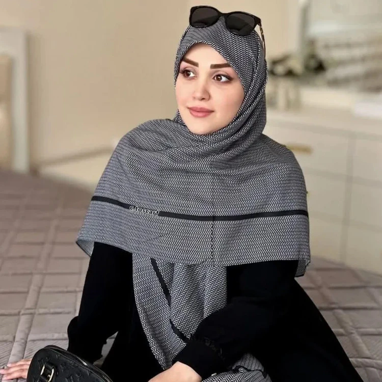 روسری مشکی سفید طرح دار ایستاده مناسب چادر زنانه شیک