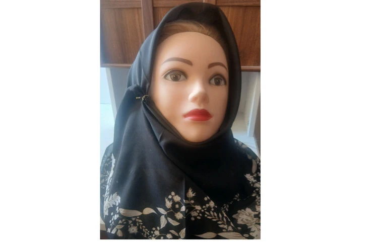روسری ژورژت زمینه مشکی وحاشیه طرح دار + گیره دو شاخی گل