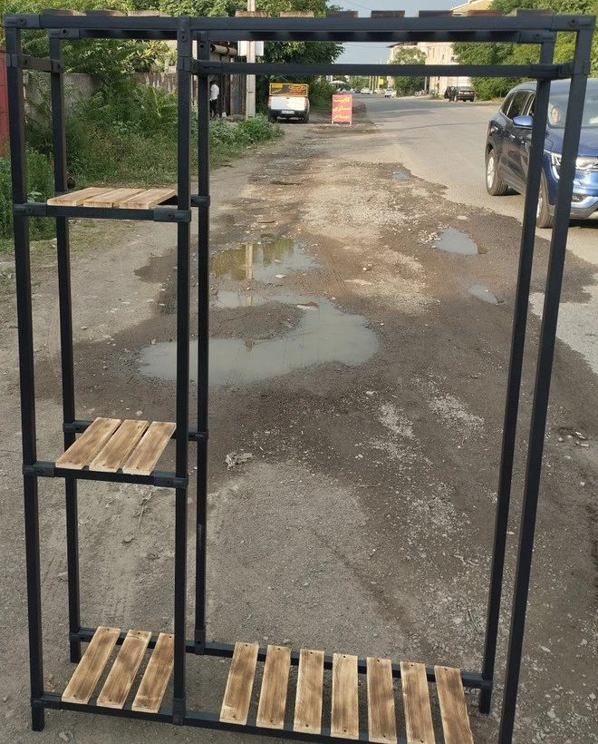 رگال فلزی طبقات چوبی کنار طبقه