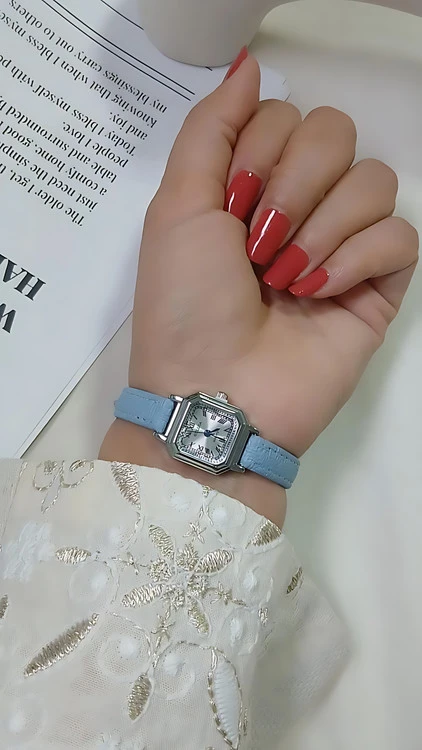 ساعت بند چرمی با صفحه خاص مربعی و اعداد یونانی