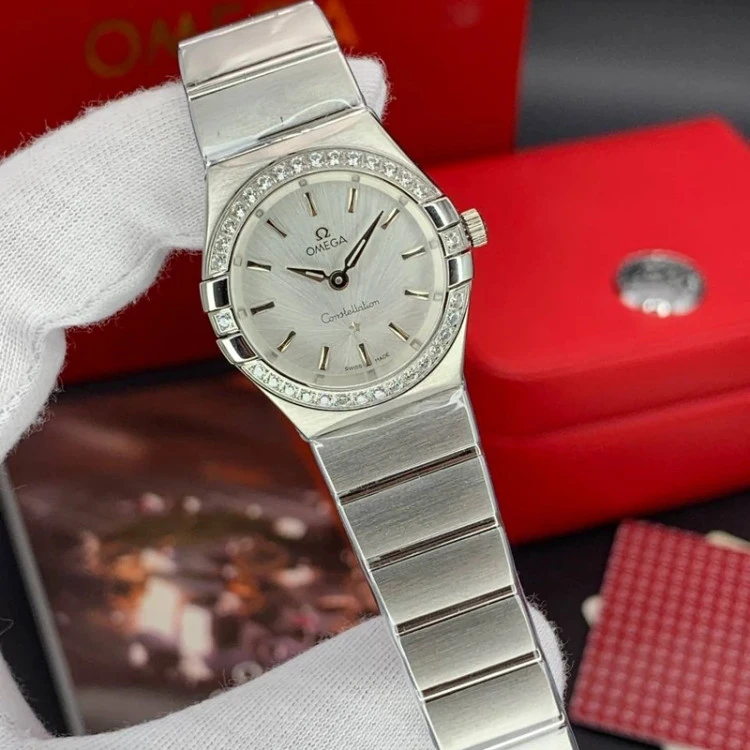 ساعت زنانه امگا کانسلیشن Omega Constellation دور نگین