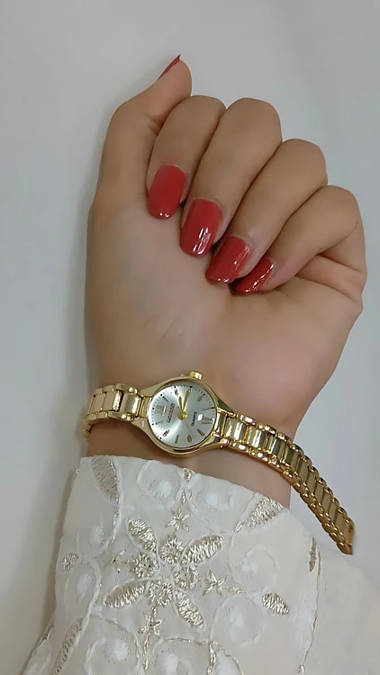 ساعت زنانه با صفحه گرد و قفل دستبندی