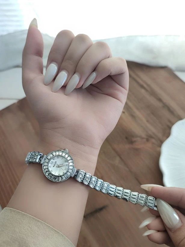 ساعت زنانه نگین دار مارک والار