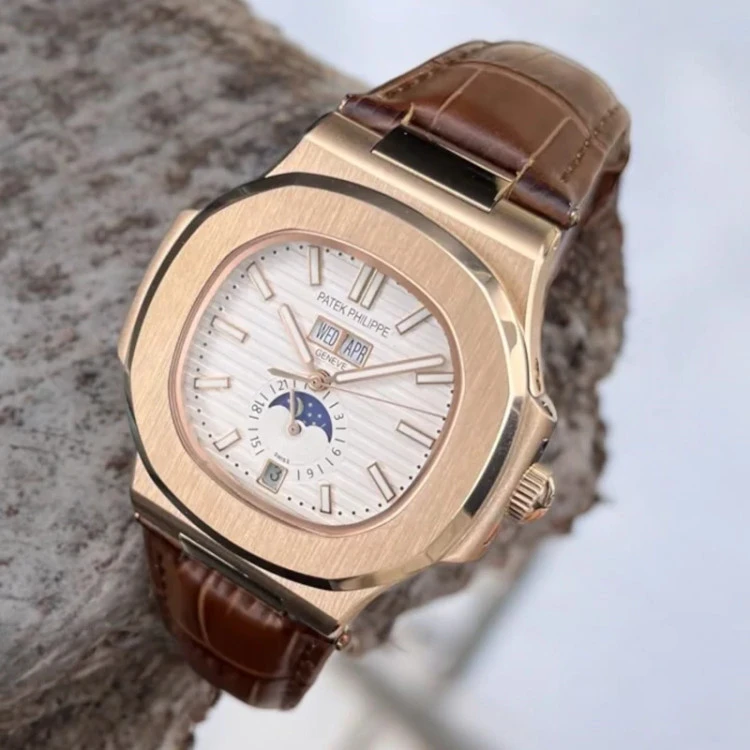 ساعت مچی پتک فیلیپ ناتیلوس تقویم سالانه رزگلد صفحه سفید بند چرمی patek philippe nautilus